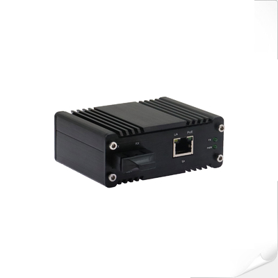 ミニインダストリアル 1000BASE-X から 10/100/1000BASE-T 90W PoE++ メディアコンバーター